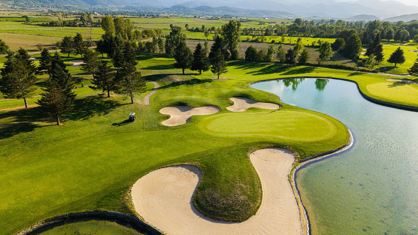 Green con búnkeres y lago en Fontanals Golf Club