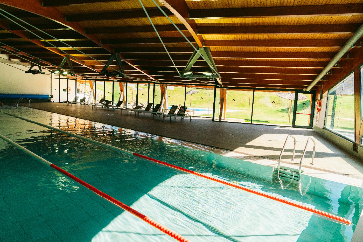Piscina climatizada de la zona wellness del club